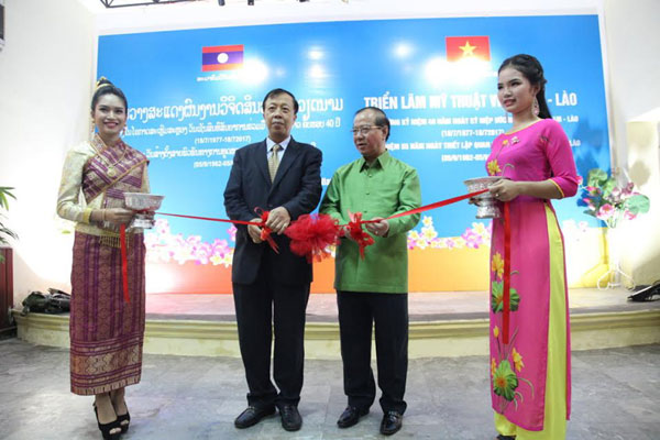 Une exposition artistique pour marquer les relations diplomatiques Vietnam-Laos