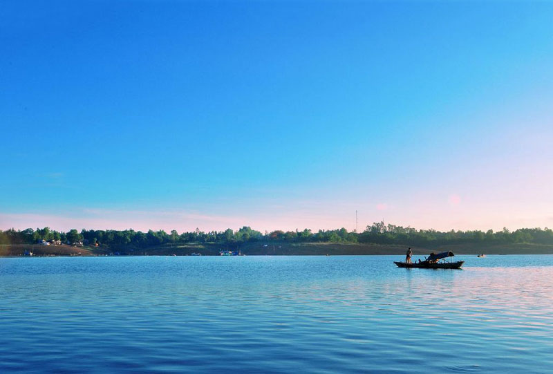 Admirez la beauté attrayante du lac de Tri An