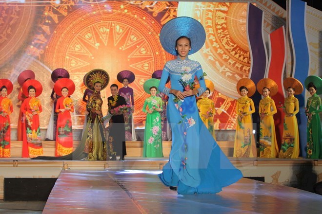 La beauté du « Ao dai » dans un magazine argentin