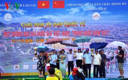 Clôture de la course cycliste internationale à Lao Cai