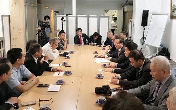 Le vice-président de l’AN Phung Quoc Hien rencontre des Vietnamiens résidant en France