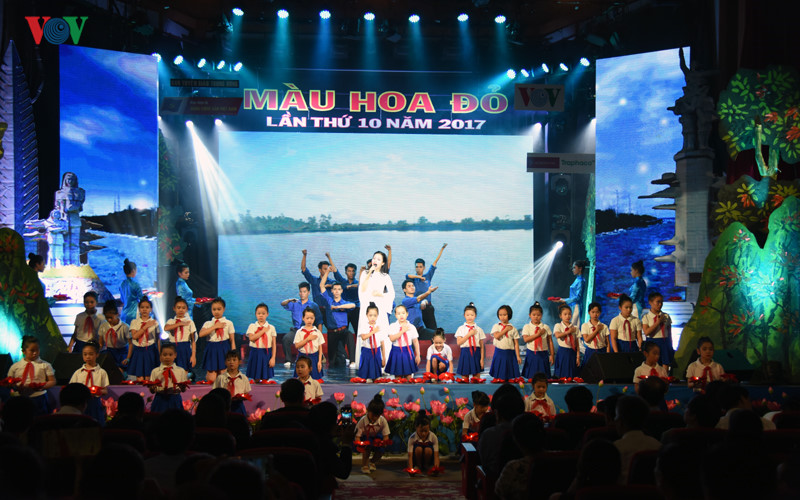 La couleur de la fleur rouge  solennel et rempli d’émotion