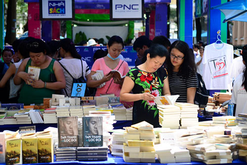 Grand succès de la rue des livres à Ho Chi Minh-Ville