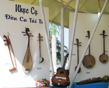 Exposition des instruments de musique traditionnels des ethnies de Ninh Thuân