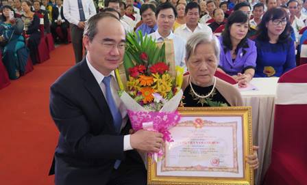 HCM-V Remise du titre de Mère héroïne du Vietnam