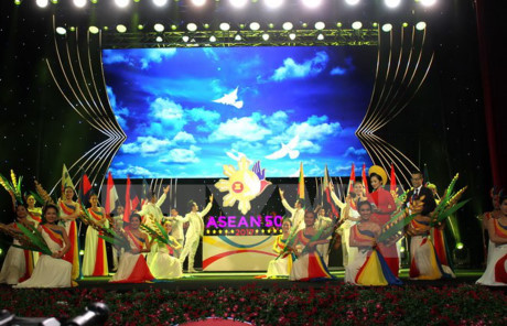 Cérémonie des 50 ans de la fondation de l ASEAN à Ho Chi Minh-Ville