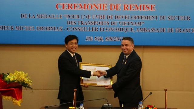 Le conseiller économique de l’ambassade de France au Vietnam à l honneur