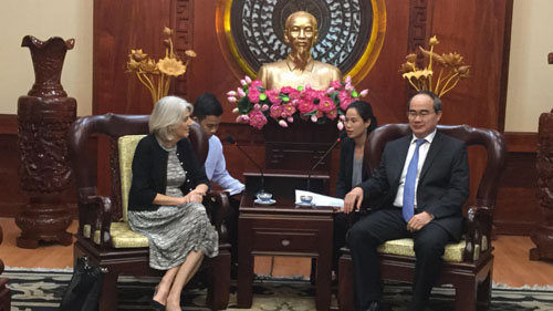 Le secrétaire du PCV pour HCM-Ville reçoit des diplomates étrangers