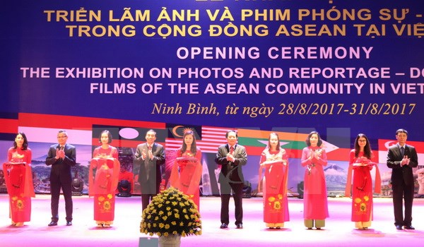 Ninh Binh  ouverture de l’exposition de photos et de documents sur la communauté de l’ASEAN