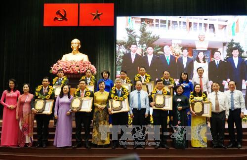 Le prix Ton Duc Thang 2017 honore 10 excellents ouvriers et ingénieurs