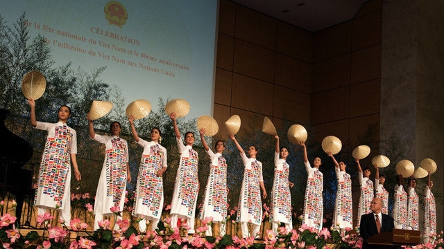 Quand le  ao dài  est présenté au siège de l’ONU à Genève