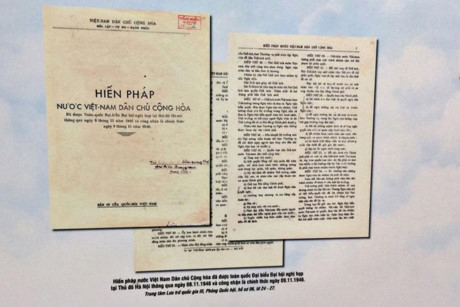 Exposition de la collection de décrets du Président Hô Chi Minh et des tablettes de bois de la dynastie des Nguyên