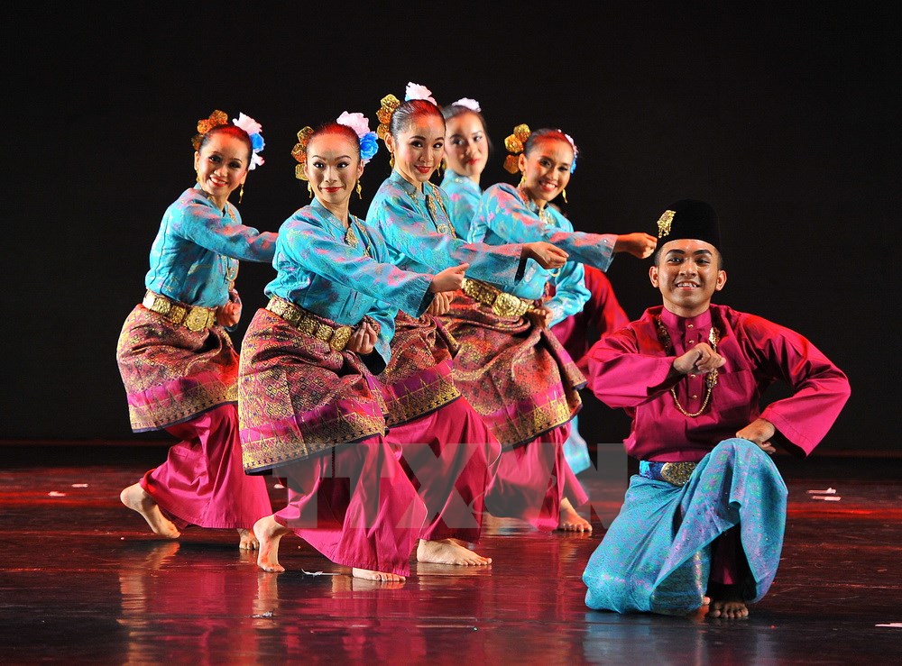 Couleurs brillantes au festival international de danse 2017