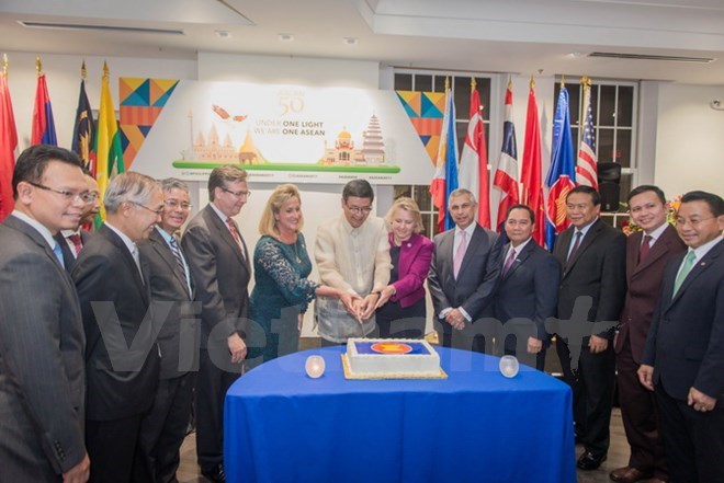 Célébration des 50 ans de la fondation de l’ASEAN aux Etats-Unis et en Espagne
