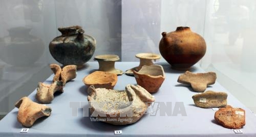 Exposition de poteries sur la culture d Oc Eo à An Giang