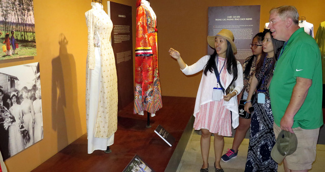Exposition sur l Ao dai au Musée des femmes du Sud