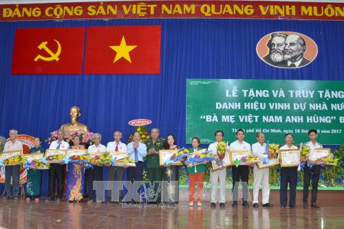 HCM-V remise du titre de «Mère héroïne du Vietnam» à des femmes méritantes