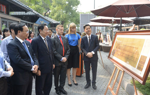 Exposition sur l architecture française à Hanoi dans la rue des livres