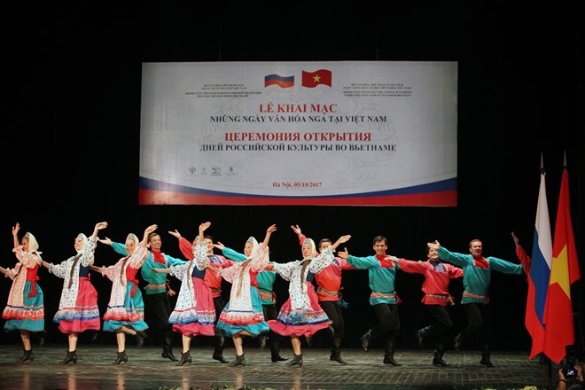 La troupe russe Beryozka présente au public hanoien des danses fantastiques