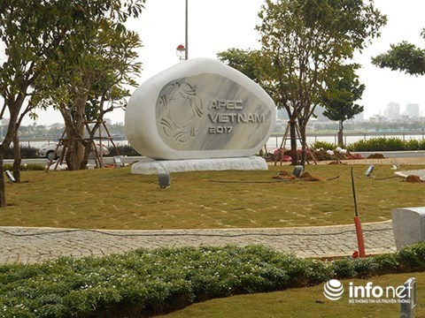 Installation de statues des économies membres de l’APEC à Dà Nang