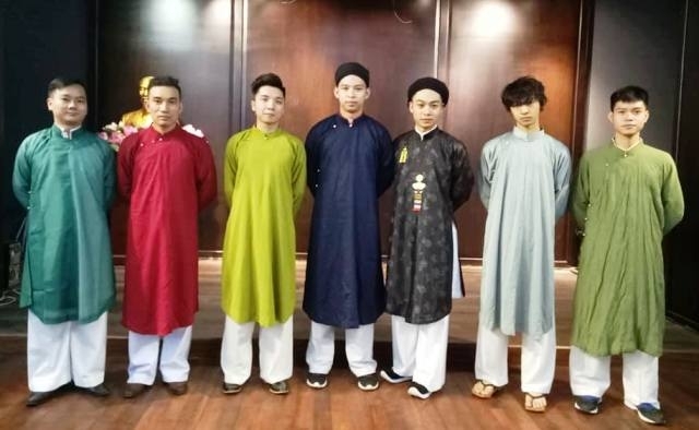 Un défilé de ao dài traditionnel pour hommes en l’honneur de la Journée des patrimoines