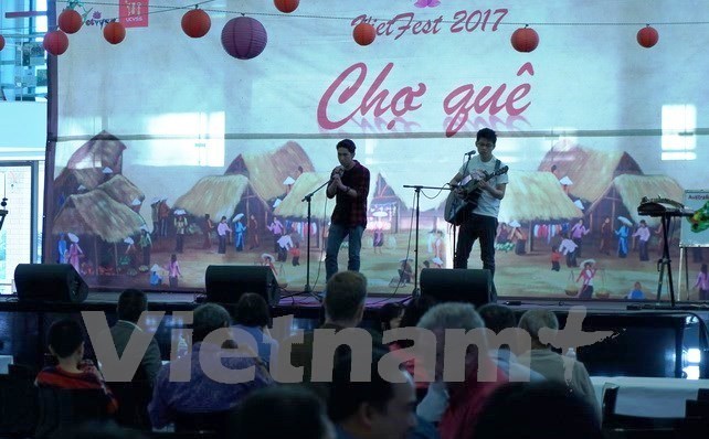 Des étudiants vietnamiens en Australie promeuvent la culture traditionnelle aux amis étrangers