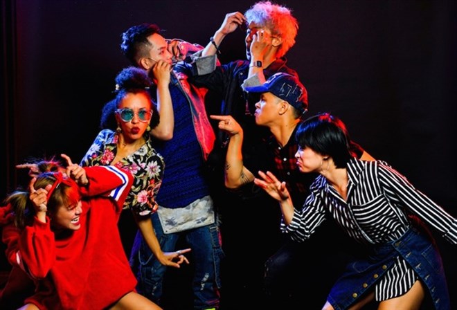 Spectacle de danseurs américains et vietnamiens
