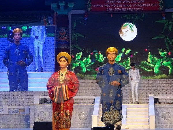 HCM-V présentation de costumes traditionnels vietnamiens et sud-coréens