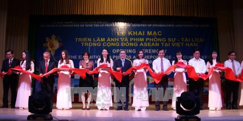 Ninh Thuân exposition de photos et films documentaires sur la Communauté aséanienne