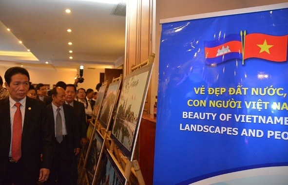 Exposition photographique sur les relations Vietnam-Cambodge à Phnom Penh