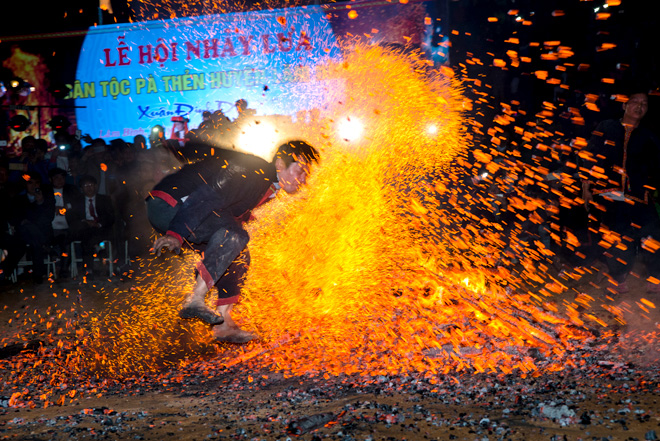 Hà Giang  La fête du saut au-dessus du feu des Pà Then