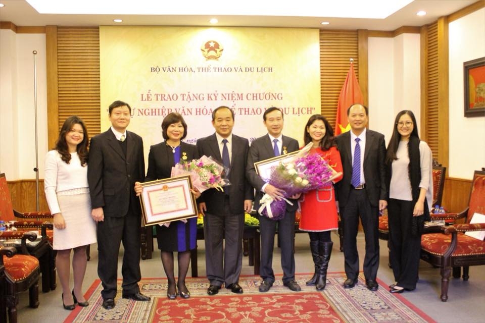 Remise des Insignes «Pour l’œuvre de la Culture, des Sports et du Tourisme» à deux ambassadeurs vietnamiens