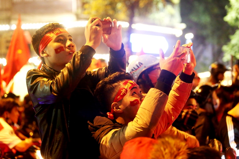 Foot  des milliers de supporters de Hanoï célèbrent la victoire de l U23