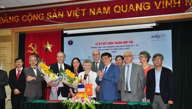Vietnam – France  signature d’un protocole d accord dans la recherche scientifique sur le VIH