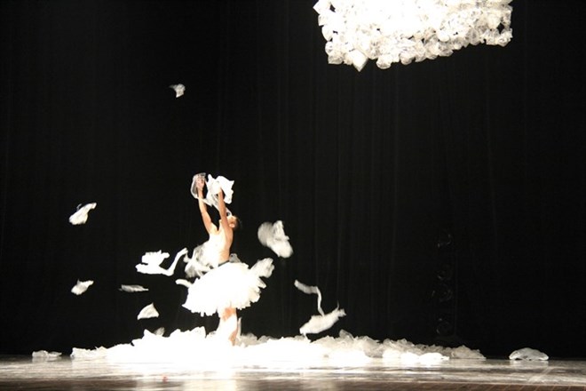Spectacle de danse contemporaine à l Opéra de Hanoi