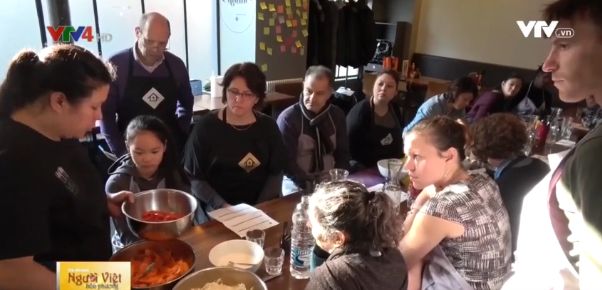 A Paris, un restaurant donne des cours de cuisine vietnamienne