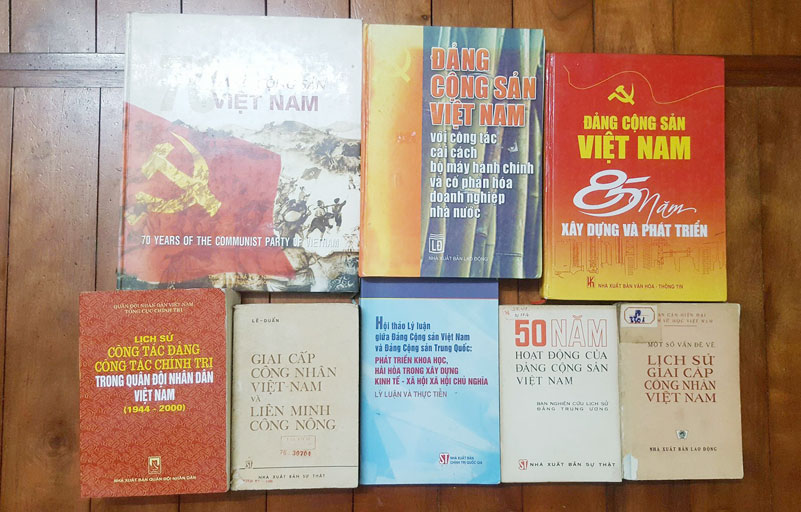 Hanoï  présentation de nombreux documents sur l’histoire du PCV lors d’une foire aux livres anciens