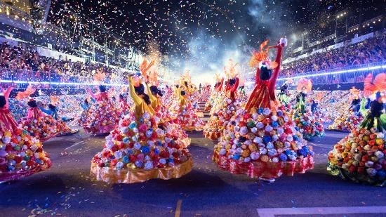 Le ao dài du Vietnam présent à Chingay Parade 2018 à Singapour