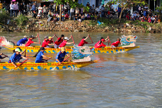 Tet festival de course de pirogues sur la rivière Go Boi