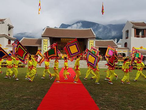 Début de la fête printanière de Yen Tu