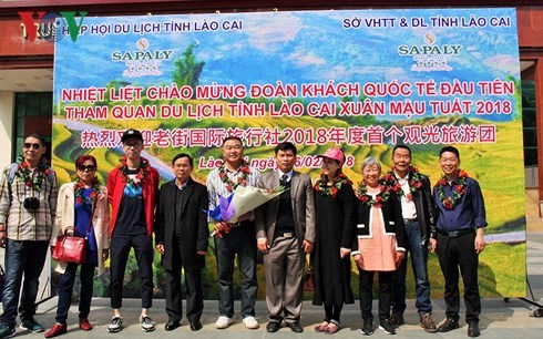 Lao Cai et Da Nang accueillent les premiers touristes étrangers de l année du Chien