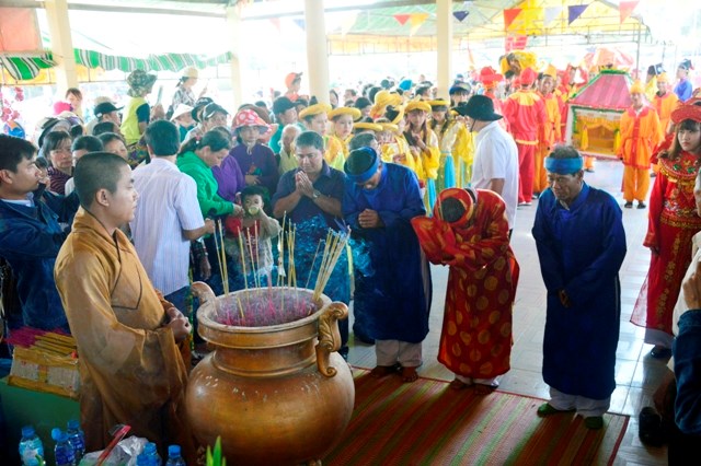 Des milliers de personnes au festival Nghinh Ong à Bac Lieu