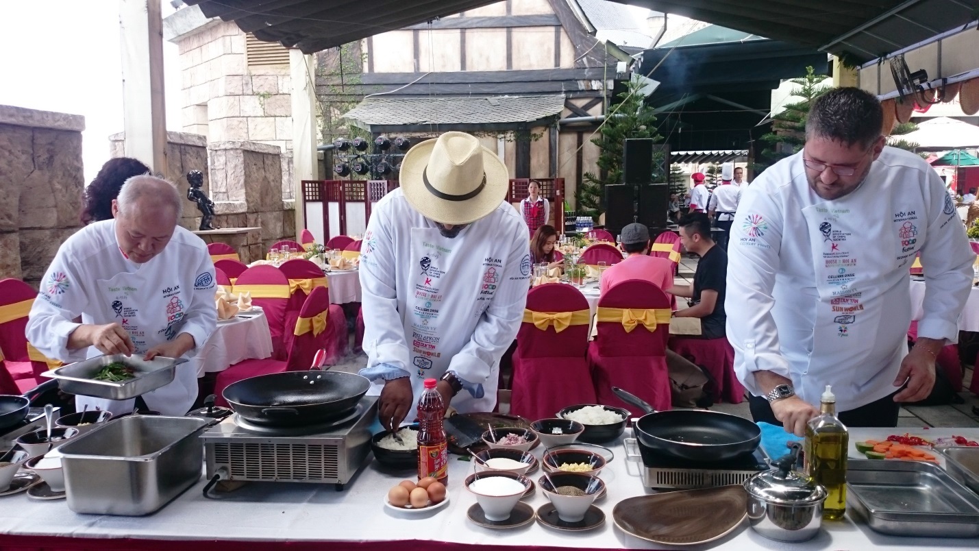 De grands chefs cuisiniers au 3ème Festival international de la gastronomie de Hôi An
