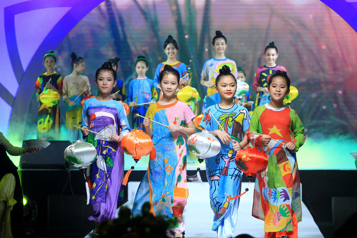 Le 5e Festival de l Ao dai de Hô Chi Minh-Ville a attiré plus de 100 000 visiteurs