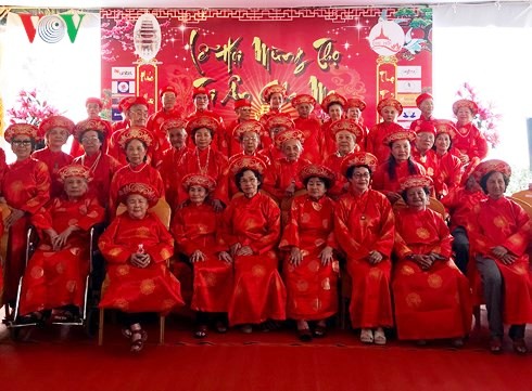 Cérémonie de longue vie pour des personnes âgées vietnamiennes à Vientiane