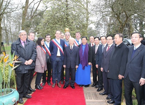 Vietnam - France les relations traditionnelles entre les deux partis communistes ne cessent de se développer
