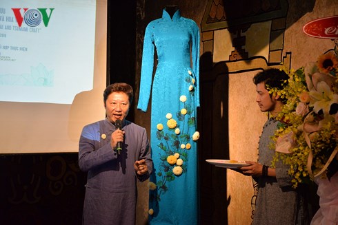 Hô Chi Minh-Ville Présentation de l’ao dai et de la fleur en tsumami