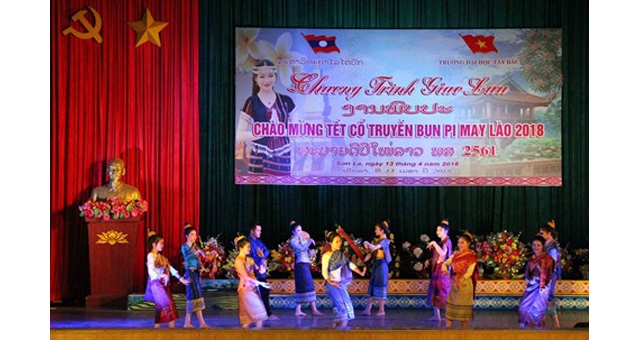 Célébration de la fête Bunpimay pour les élèves et étudiants laotiens à Son La