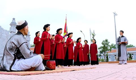 Phu Tho présente un programme de Hat xoan pour les touristes
