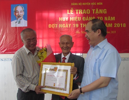 HCM-V remise de l’Insigne pour les 70 ans d adhésion au PCV à trois membres du Parti